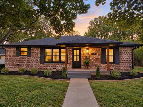 Photo of 406 N Union Street, Whitesboro, TX 76273 (MLS # 21419050)