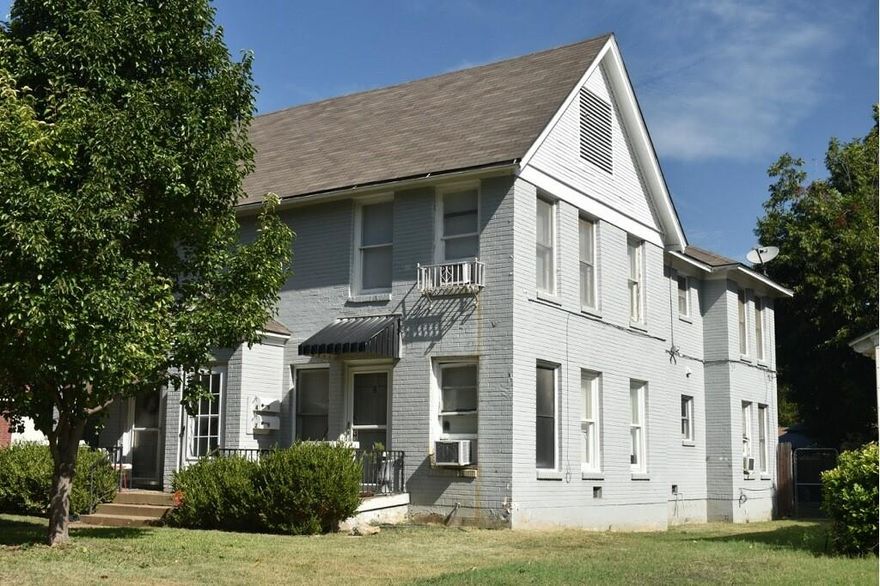 Live in the heart of Monticello! Wonderfully cozy first floor apartment in a well-maintained historic building, just a few blocks from everything that downtown Fort Worth has to offer. Private garage parking space, private washer and dryer, granite counters, gas stove, microwave, and refrigerator included.