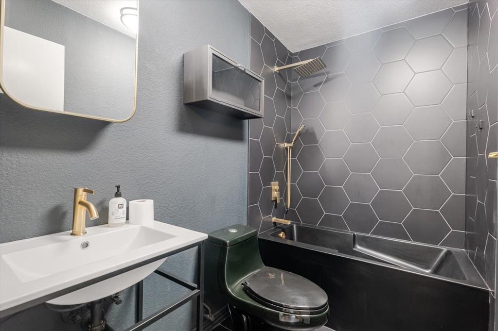 Cloisters Condo The - Residential