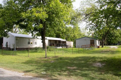 Photo of 214 E Dobkins St, Dublin, TX 76446 (MLS # 21254697)