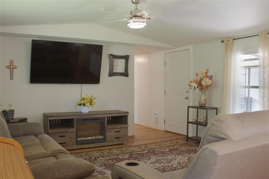 214 E Dobkins