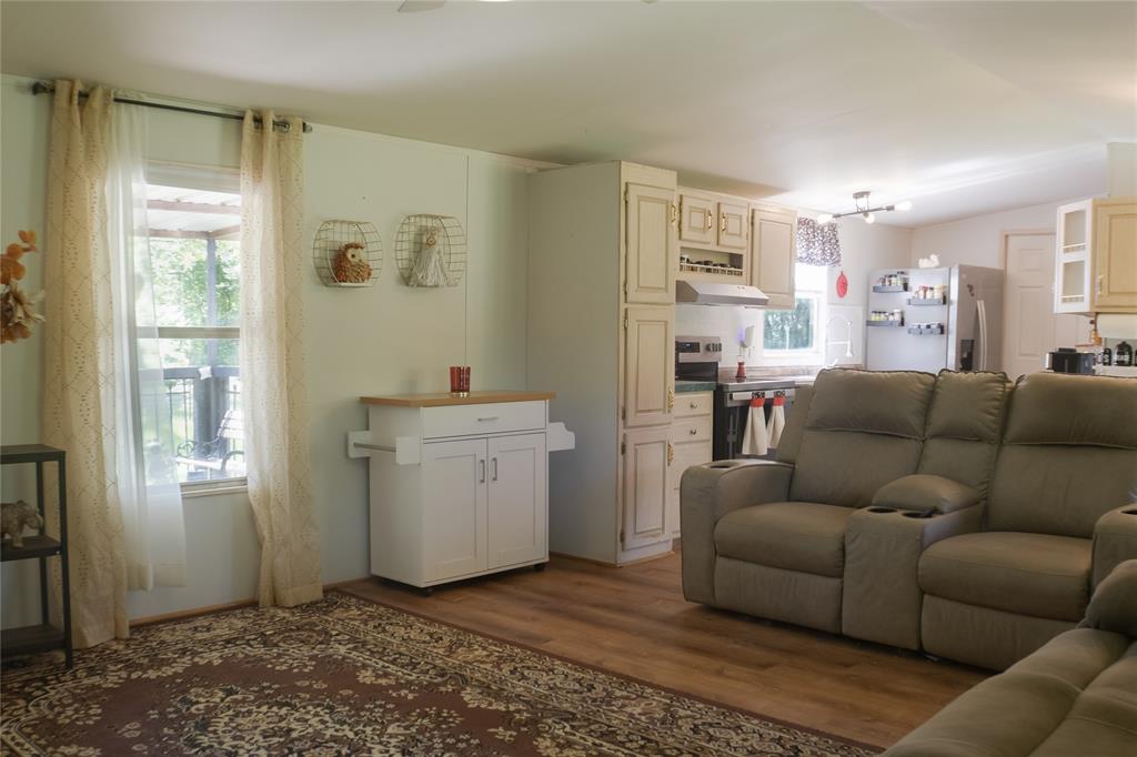 214 E Dobkins