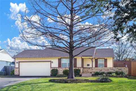 Photo of 605 S Weatherred Drive, Richardson, TX 75080 (MLS # 21134250)
