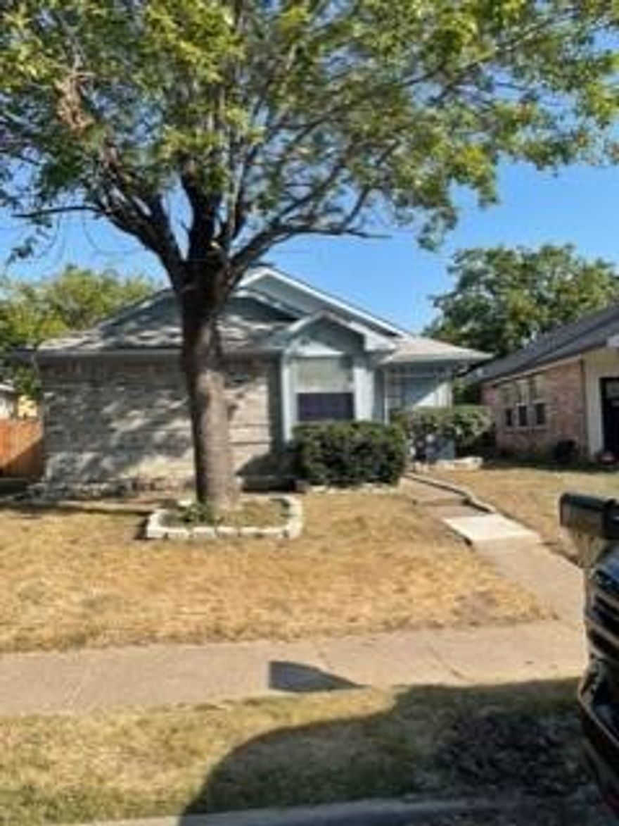 Great 2 bedroom 2 bath 1 car garage open floor plan home located in popular area of Dallas featuring beautiful wood laminate floors as well as vinyl and carpet flooring though-out with wood burning floor to ceiling fireplace and vaulted ceiling in living room. Conveniently close to major freeways and entertainment.