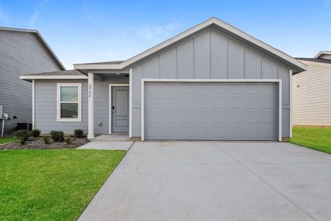 Photo of 2724 Mistwood Drive, Fort Worth, TX 76108 (MLS # 21255546)