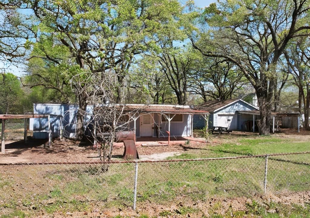 Photo of 1865 County Road 2105, Kemp, TX 75143 (MLS # 21209727)