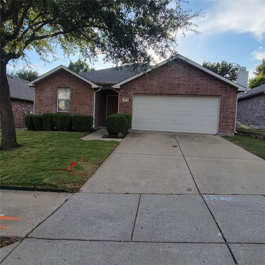 BRIGHT OPEN FLOOR PLAN 3 BEDROOM 2 BATH, SPLIT BEDROOM LAYOUT. NEW CARPETING, PAINT, WINDOW BLINDS & ROOF! LARGE LIVING ROOM, FORMAL DINING ROOM AND EAT IN KITCHEN. CHARMING PRIVATE BACKYARD WITH LARGE PATIO. ACCESS TO KIDS PARK, GREEN BELT AND COVETED FRISCO SCHOOLS. MOVE IN READY, MUST SEE. HAS FRIDGE IN GARAGE.