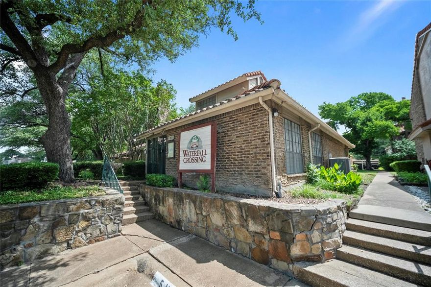 ENJOY A LUXURIOUS TWO BEDROOMS, ONE AND A HALF BATH.  BEAUTIFUL SCENARY. LOCATED CLOSED TO DINING, SHOPPING, AND ENTERTAINMENT.  CLOSE  ACCESS TO HWY 75 AND 635.  PRIVATE FENCE, ASSIGNED COVERED PARKING, AND COMMUNITY AMENITIES INCLUDING POOL.