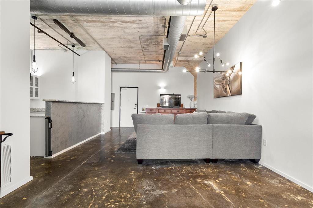 120 Saint Louis Avenue 203