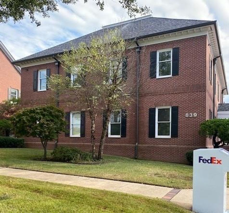 Best kept secret when it comes to all-inclusive office leasing.  Kings Ridge is beautiful office complex in the heart of Shreveport and on the edge of the beloved South Highlands.  Large reception area and two additional private offices.  Easy in and out with on-site parking - parking lot holds 45 cars.  Dining, Convenience Shopping, Donuts and Coffee shop all within the block.  Rent includes all utilities with exception of wifi.  Hiigh speed wifi available and connections in place.  Security cameras on property.  Onsite FedX drop.  Display signage for outdoor advertising.  Approximately 1000sf gross inclusive of bathrooms and mail area.  Cleaning service 3x week.  Onsite dumpster available.  Shared conference room on ground floor available on an as needed basis.