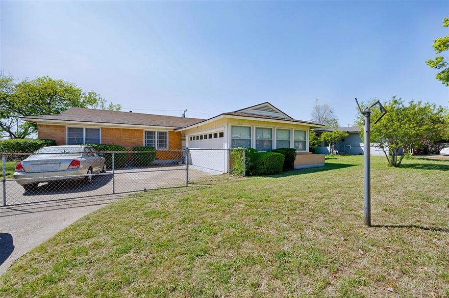 Big, beautiful home! Three bedrooms and two bathrooms. Nice size yard. Wood floors, built in cabinets. New AC, hot water heater and roof!!!
Wonderful caring neighbors!