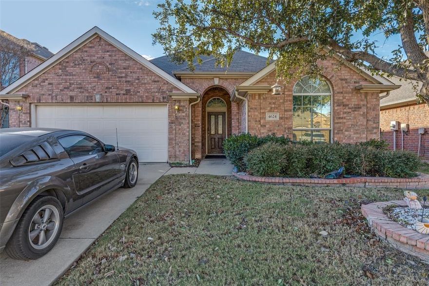 Charming and well-maintained home in a great neighborhood and area inside of Keller ISD. Open floor plan concept, perfect for entertaining family and friends. Master suite has double vanities, separate spa tub and shower, walk-in closet, and is split from secondary bedrooms. Backyard has a great porch for outdoor grilling, entertainment, or just relaxing. Community offers two community swimming pools. Great location! Close to shopping, entertainment, and dining.