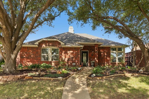 Photo of 2031 Greenstone Trail, Carrollton, TX 75010 (MLS # 21412601)