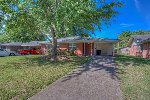 Photo of 2714 Bolch Street, Shreveport, LA 71104 (MLS # 21246139)
