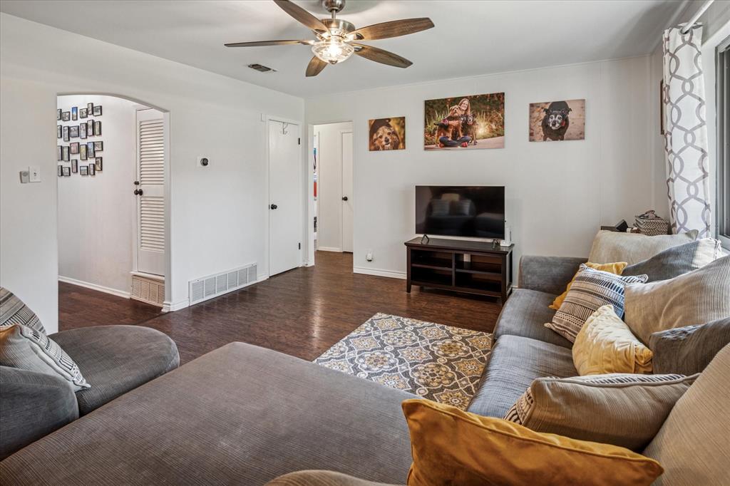 Bedford, Texas 76022, United States, 3 Bedrooms Bedrooms, ,2 BathroomsBathrooms,Residential,Pending,110330