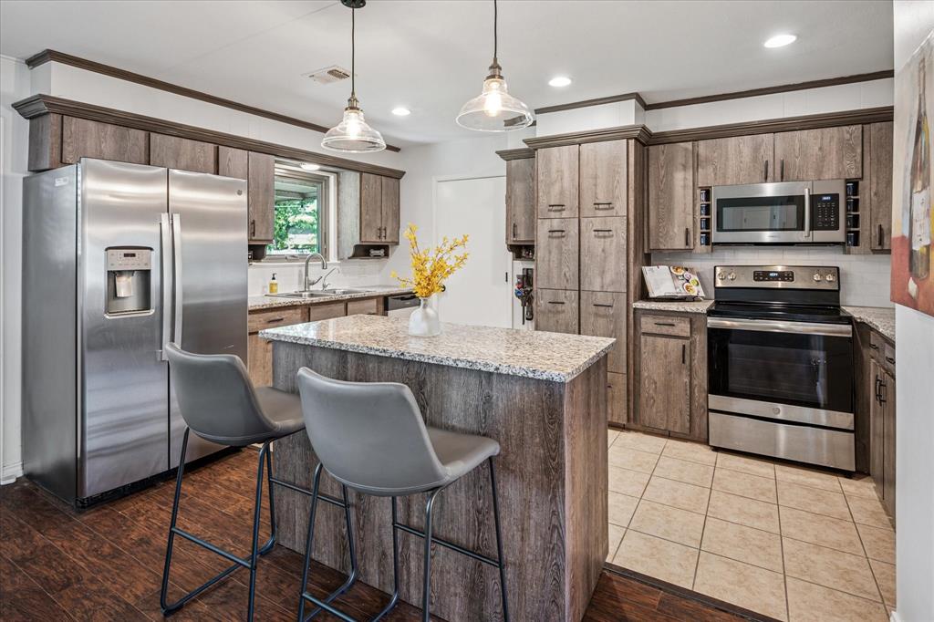 Bedford, Texas 76022, United States, 3 Bedrooms Bedrooms, ,2 BathroomsBathrooms,Residential,Pending,110330