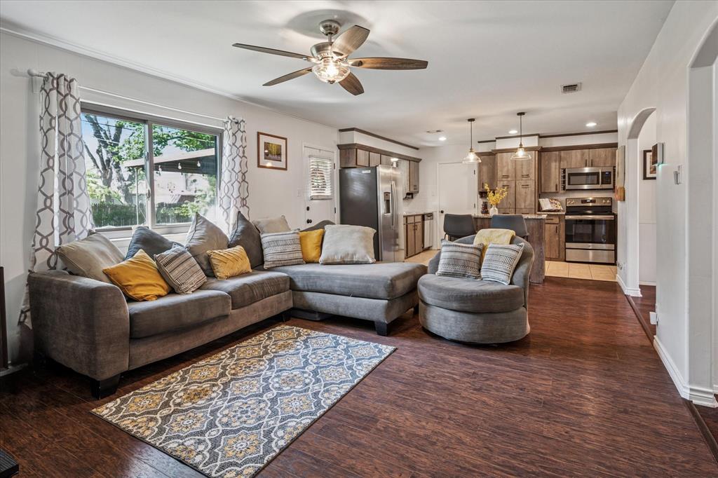 Bedford, Texas 76022, United States, 3 Bedrooms Bedrooms, ,2 BathroomsBathrooms,Residential,Pending,110330