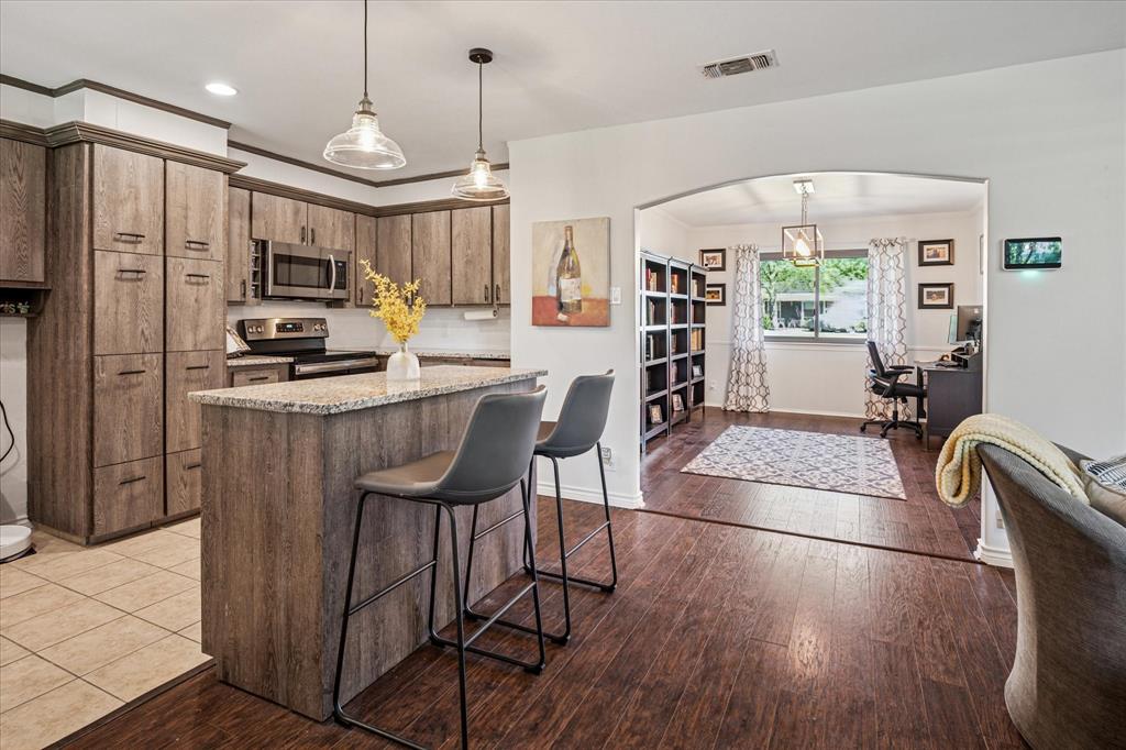 Bedford, Texas 76022, United States, 3 Bedrooms Bedrooms, ,2 BathroomsBathrooms,Residential,Pending,110330