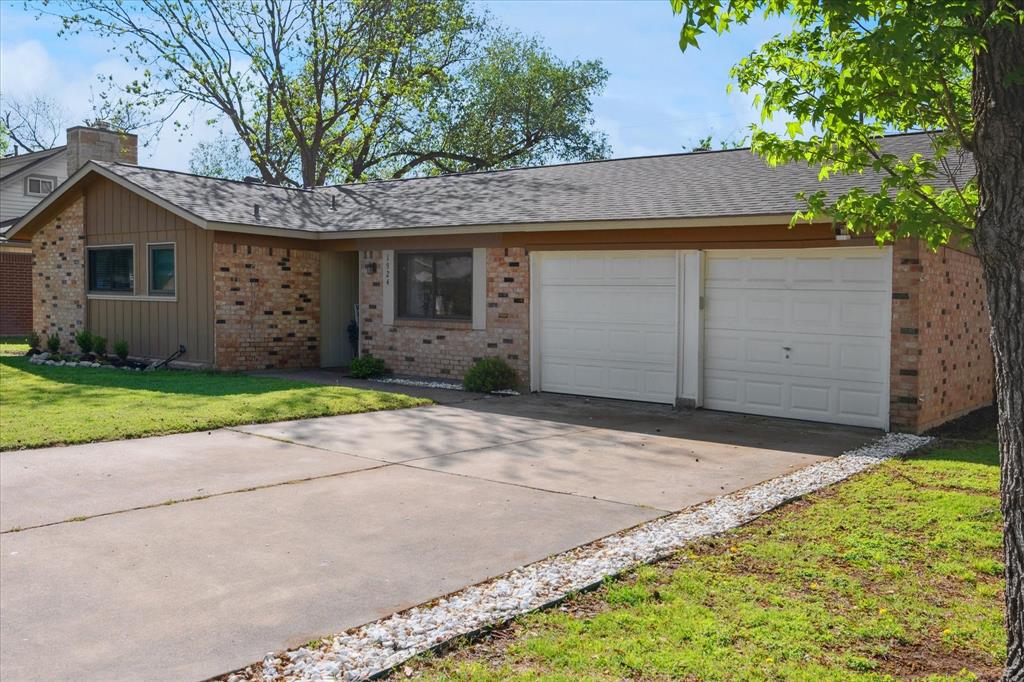 Bedford, Texas 76022, United States, 3 Bedrooms Bedrooms, ,2 BathroomsBathrooms,Residential,Pending,110330