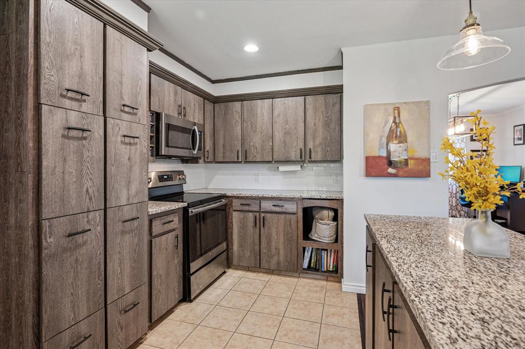 Bedford, Texas 76022, United States, 3 Bedrooms Bedrooms, ,2 BathroomsBathrooms,Residential,Pending,110330