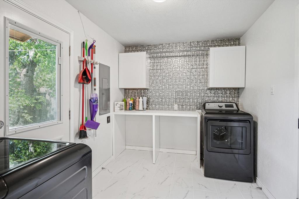 Bedford, Texas 76022, United States, 3 Bedrooms Bedrooms, ,2 BathroomsBathrooms,Residential,Pending,110330