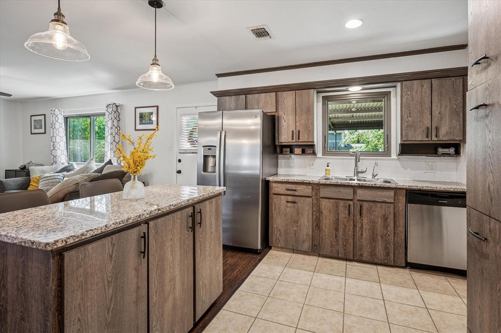 Bedford, Texas 76022, United States, 3 Bedrooms Bedrooms, ,2 BathroomsBathrooms,Residential,Pending,110330