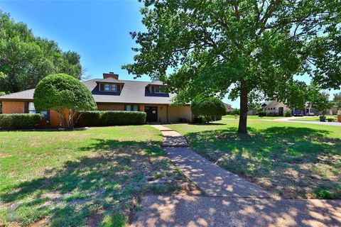 Single Family Residence in Abilene TX 23 Fairway Oaks Boulevard.jpg