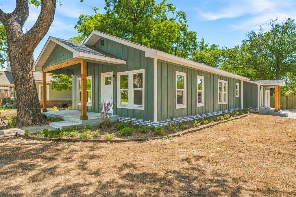 Photo of 910 3rd Street, Graham, TX 76450 (MLS # 21367400)