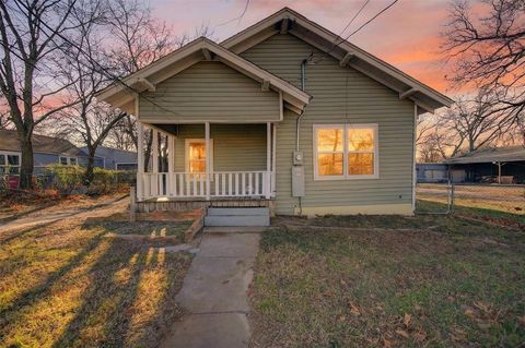 Photo of 710 E Lamar Street, Sherman, TX 75090 (MLS # 21142598)