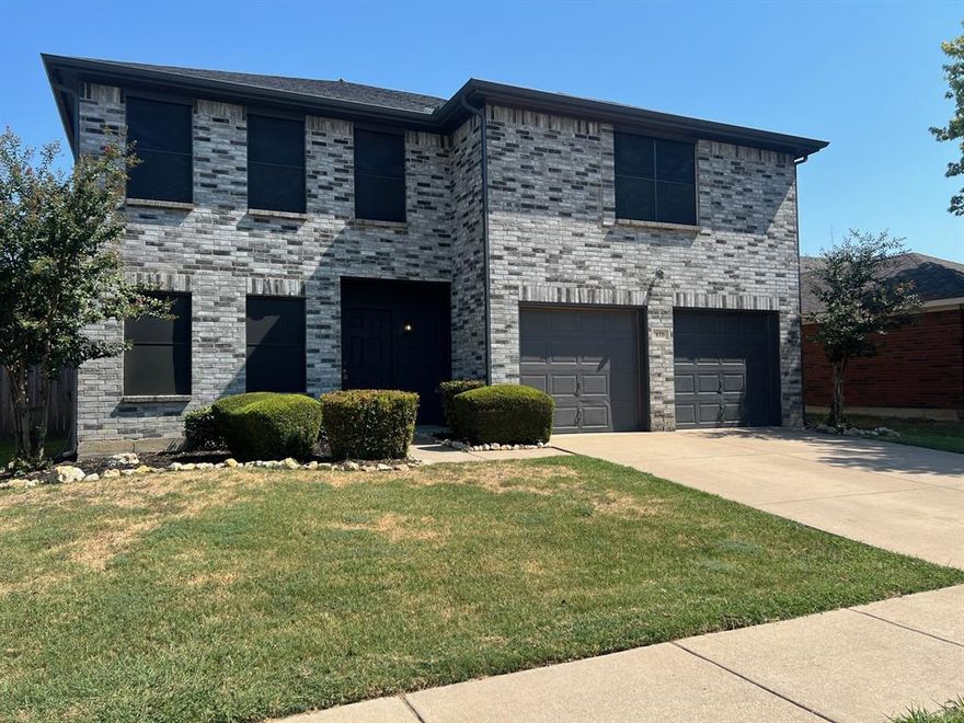 Welcome to your new home w combined living and dining area. Large galley style kitchen w breakfast area overlooking back yard. Half bath downstairs. Huge second living area upstairs with plenty of room for game or media room. Nice sized guest bedrooms with walk in closets. Full bath upstairs. Open master suite has walk in closet, garden tub and separate shower. Covered deck and fenced back yard.