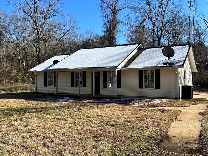 Bring your vision to distressed property situated on a tree-filled .85 acre lot. in Whitehouse ISD This 3-bedroom, 2-bathroomhome features a functional split floor plan and offers a unique opportunity for those looking to customize a space or buildequity.
