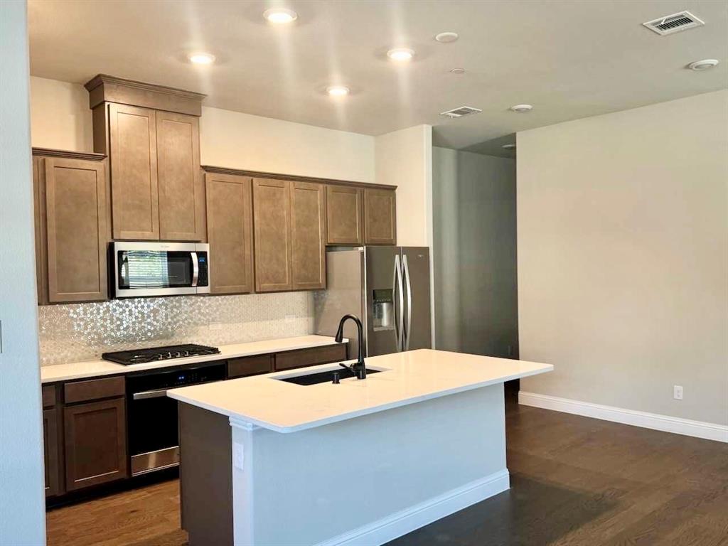 HOMETOWN CANAL DISTRICT - Residential Lease