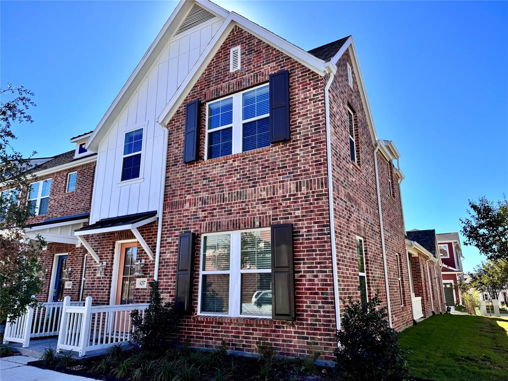 HOMETOWN CANAL DISTRICT - Residential Lease