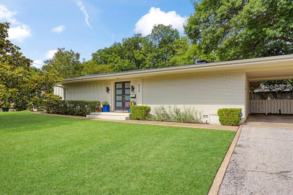 Photo of 624 Westwood Drive, Sherman, TX 75092 (MLS # 21266827)