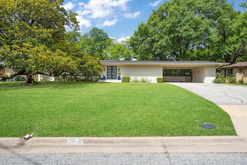 Photo of 624 Westwood Drive, Sherman, TX 75092 (MLS # 21266827)