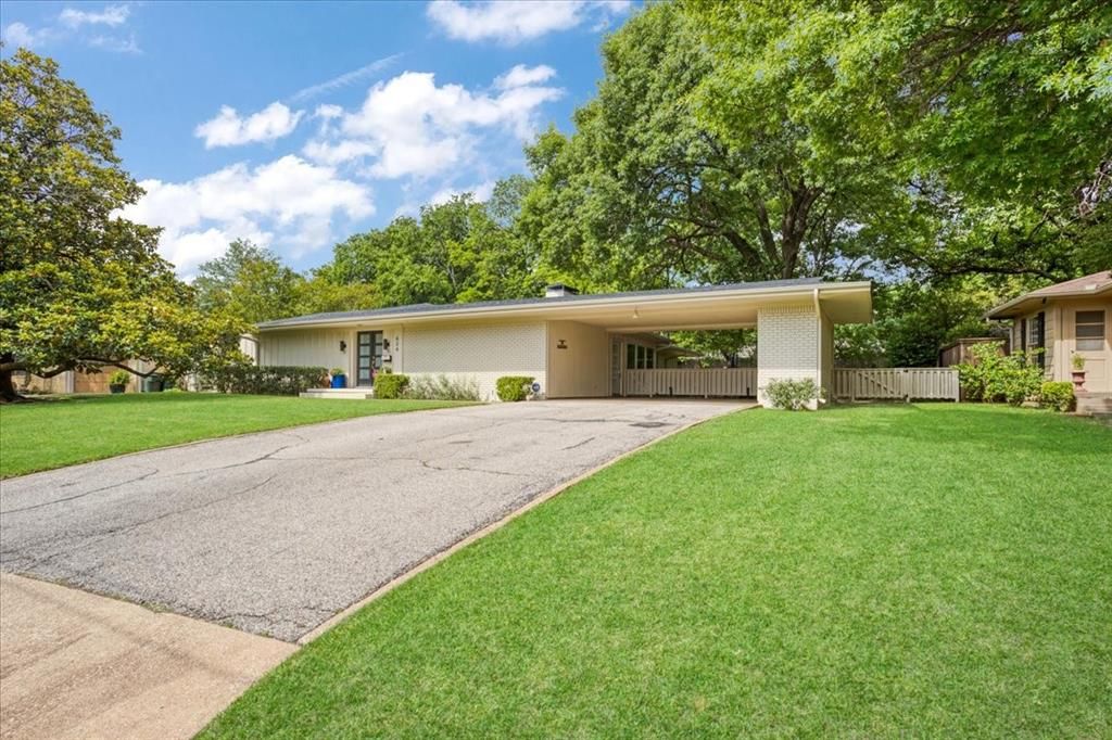 Photo of 624 Westwood Drive, Sherman, TX 75092 (MLS # 21266827)