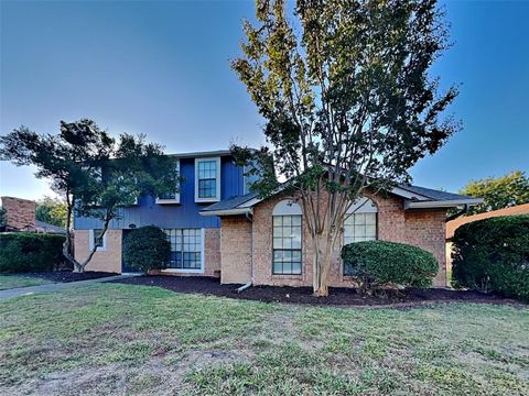 Photo of 1920 Oakbluff Drive, Carrollton, TX 75007 (MLS # 21243987)