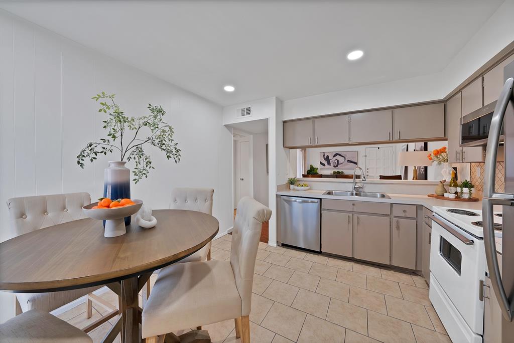 Los Nogales Condo - Residential