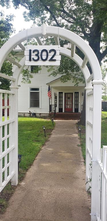 1302 S Crockett