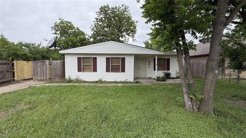 Photo of 501 Crest Hill Drive, Mesquite, TX 75149 (MLS # 21261001)