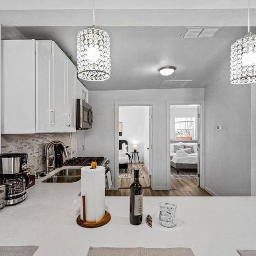 Four unit 4-plex, 100% leased to stable tenants. Fully furnished and all four units completely remodeled in 2021.  Minutes from Downtown Dallas, Bishop Arts District, Dallas Zoo, Fair Park, Deep Ellum and Lower Greenville's entertainment district.