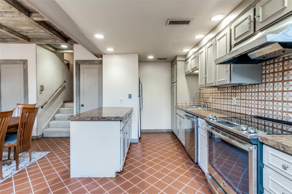 Park Place Twnhms Condo - Residential