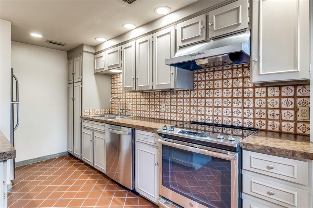 Park Place Twnhms Condo - Residential