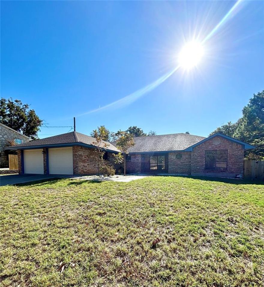 Single level home located on large 13,200 sq ft lot, close to golf course and shopping. Includes 220amp air conditioned workshop and 50amp RV parking.