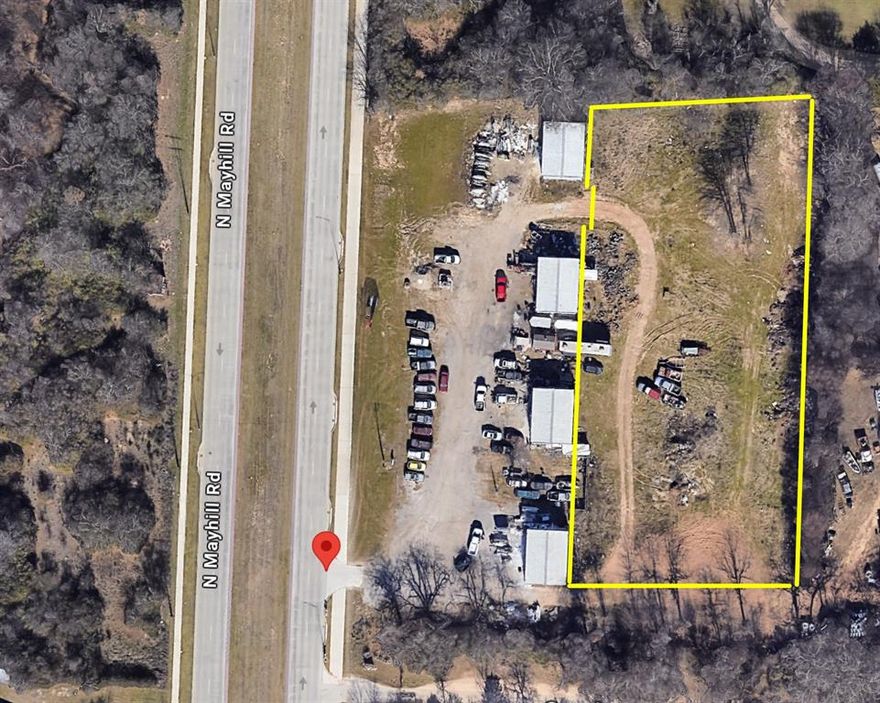 Location. Location. Location. 1200 square foot building with fenced yard storage lot. Yard has roller gate. level flat site with a screened panel fence and single access gate. Building has single restroom.