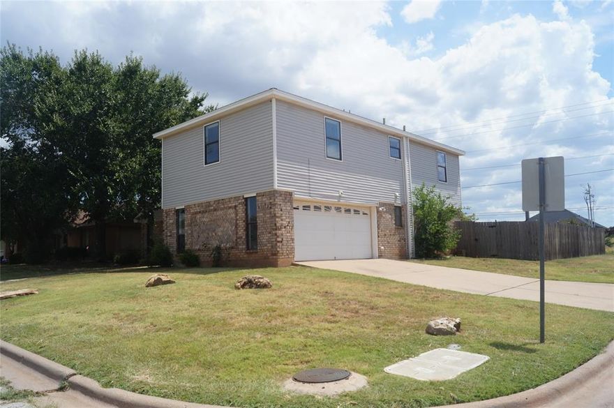 5-3 house on corner lot in Abilene Wiley School District. Available for immediate occupancy.

Downstairs has 3 bedrooms- 2 baths and upstairs has 2 bedrooms-1 bath or could use 1 bedroom as extra living area.