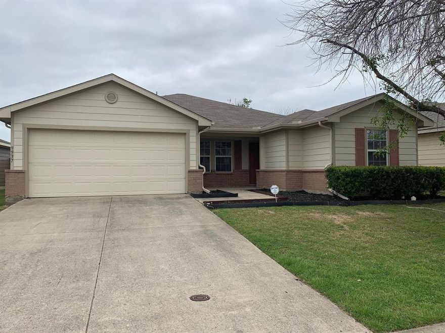 PRICE REDUCTION!!  RARE ONE STORY WITH 4 BEDROOMS IN WEST MCKINNEY! FRISCO ISD! Charming and very well maintained home with great curb appeal and adorable front porch. Spacious, very bright kitchen with bay window and breakfast bar opens up to the large family room with a fireplace. Master Bedroom suite has a walk-in closet, dual sinks and a garden tub with a separate shower. You will enjoy a large back yard with a patio. Fantastic community within walking distance to elementary school, community park, and community pool.  You can use 4th bedroom as a study.