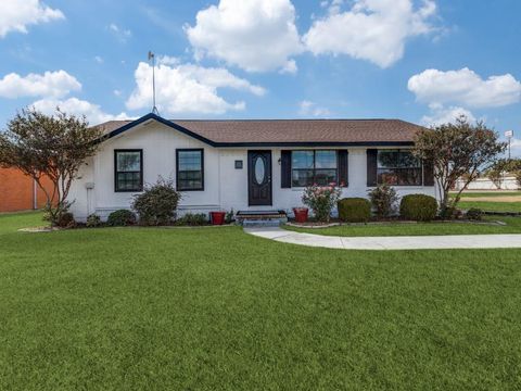 Photo of 101 E Highway 80, Forney, TX 75126 (MLS # 21198272)