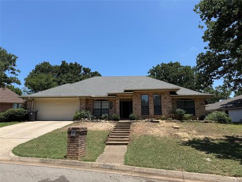 Photo of 5201 Rustle Leaf Drive, Arlington, TX 76017 (MLS # 21246453)