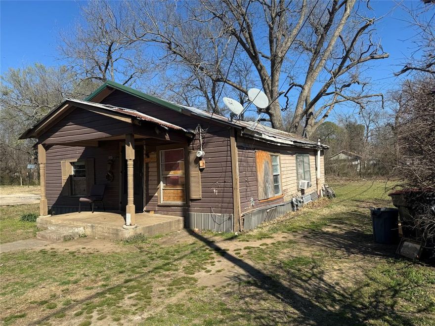 Greb Real Estate LLC Owns this home that was purchased on the courthouse tax sale. I haven't stepped foot in here and don't know how many bedrooms or bathrooms there are. Selling AS IS. House is on the corner of Hearon & 5th St SE. YEAR BUILT IS UNKNOWN. Partially in flood zone.